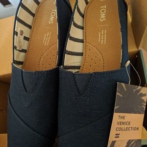 Toms blue